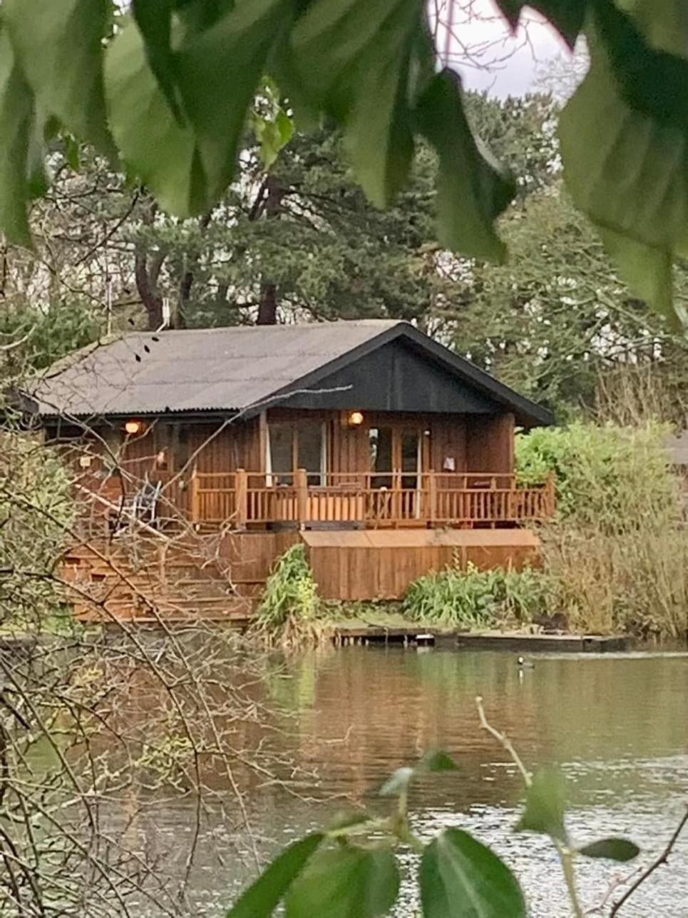 Holly Lodge 12 Hot Tub York Exterior photo